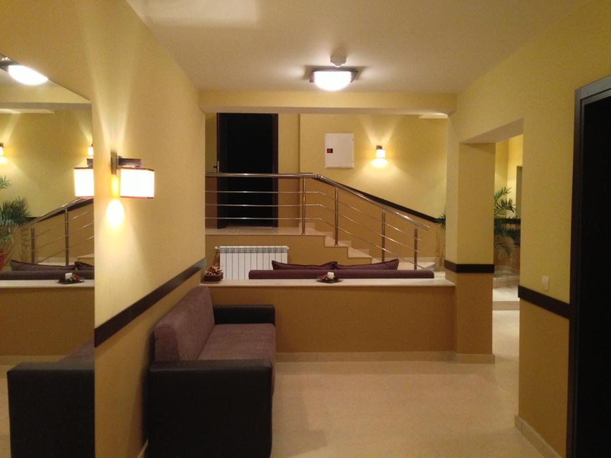 לובץ' Park Hotel Stratesh מראה חיצוני תמונה