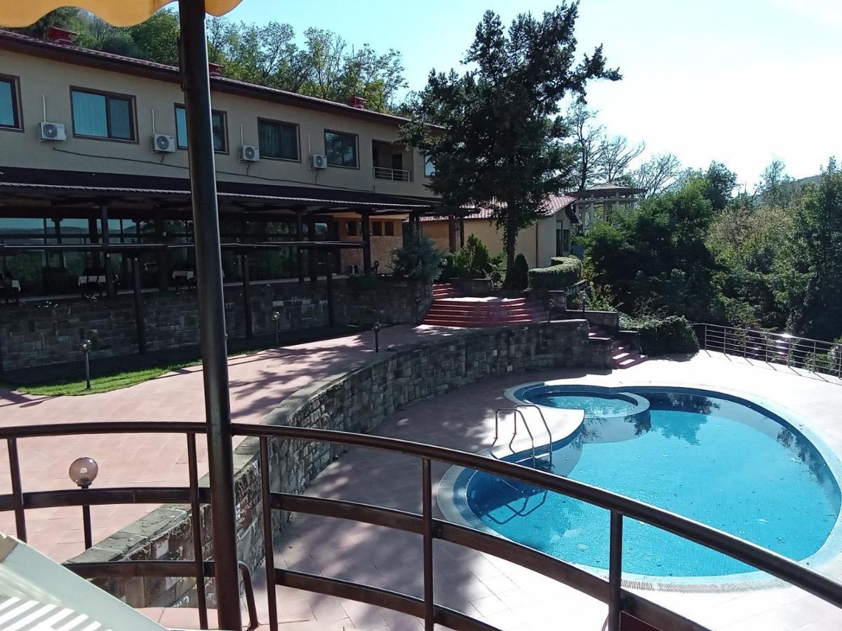 לובץ' Park Hotel Stratesh מראה חיצוני תמונה