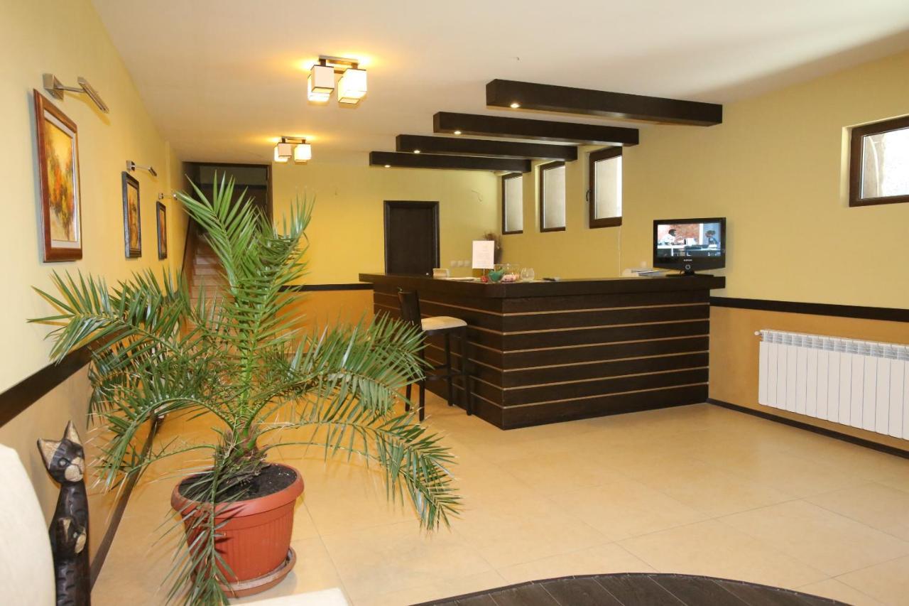לובץ' Park Hotel Stratesh מראה חיצוני תמונה