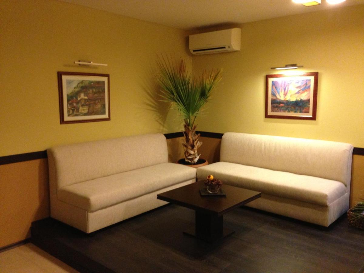 לובץ' Park Hotel Stratesh מראה חיצוני תמונה