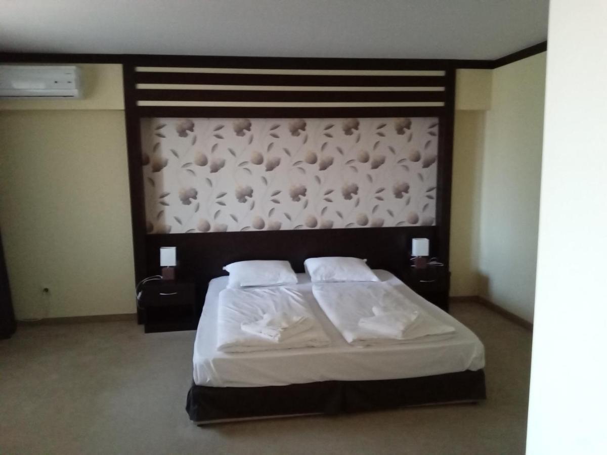 לובץ' Park Hotel Stratesh מראה חיצוני תמונה