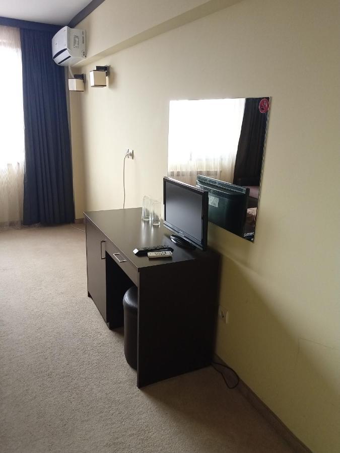 לובץ' Park Hotel Stratesh מראה חיצוני תמונה