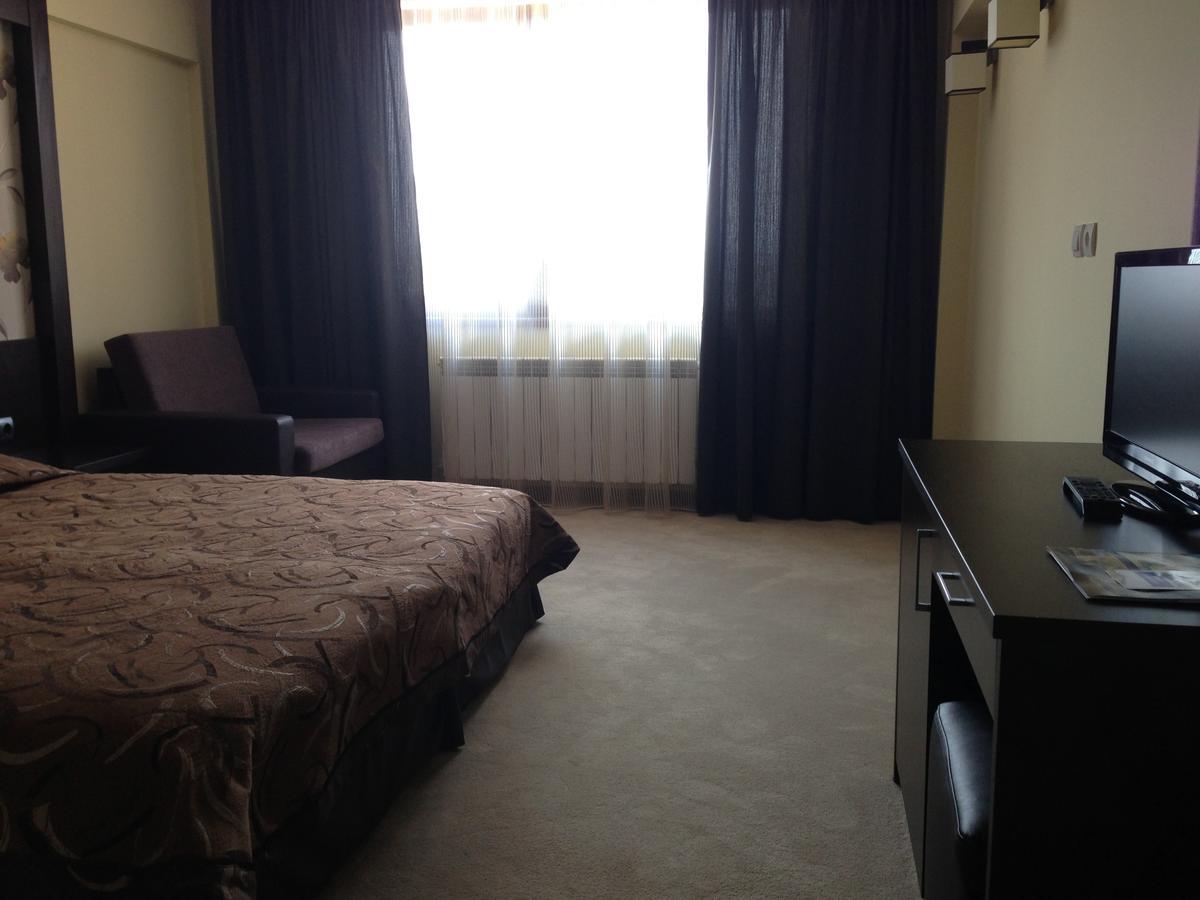 לובץ' Park Hotel Stratesh מראה חיצוני תמונה